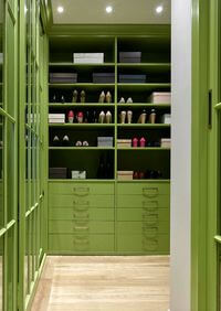 Г-образная гардеробная комната в зеленом цвете Набережные Челны