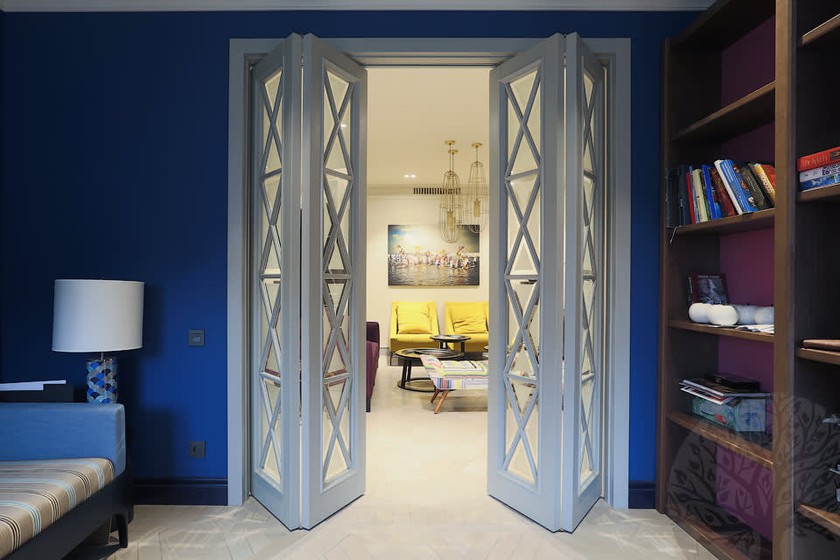 Двери гармошка  для гостиной со стеклами с разделителями Набережные Челны